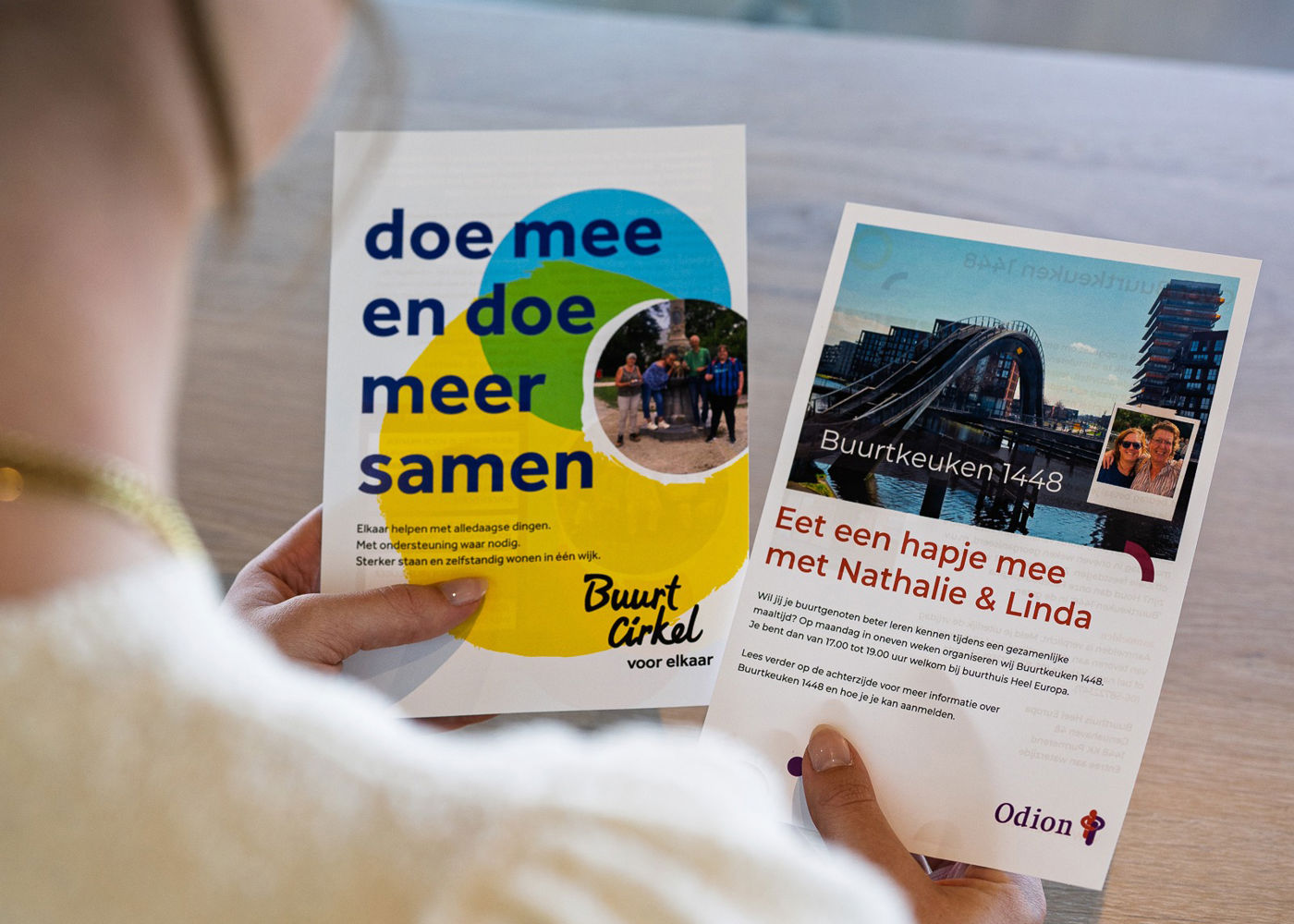 Persoon met gedrukte flyers in handen Persoon met gedrukte flyers in handen