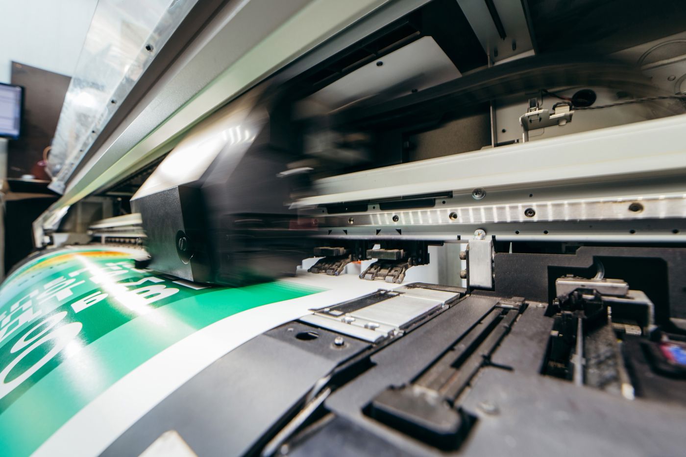 Close up van printer die aan het drukken is Close up van printer die aan het drukken is
